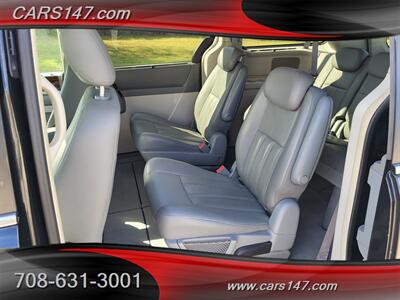 2010 Chrysler Town and Country Touring   - Photo 13 - Midlothian, IL 60445