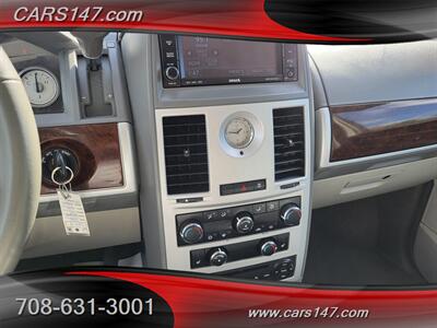 2010 Chrysler Town and Country Touring   - Photo 22 - Midlothian, IL 60445