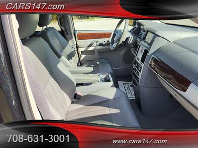 2010 Chrysler Town and Country Touring   - Photo 11 - Midlothian, IL 60445