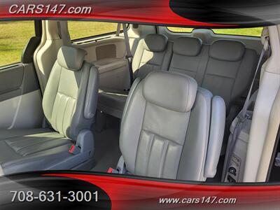 2010 Chrysler Town and Country Touring   - Photo 12 - Midlothian, IL 60445