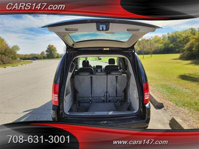 2010 Chrysler Town and Country Touring   - Photo 9 - Midlothian, IL 60445