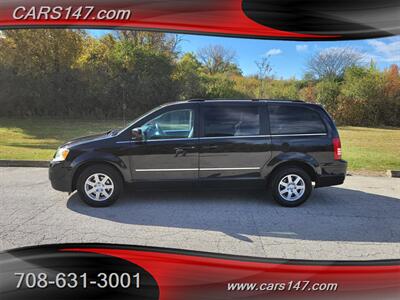 2010 Chrysler Town and Country Touring   - Photo 2 - Midlothian, IL 60445