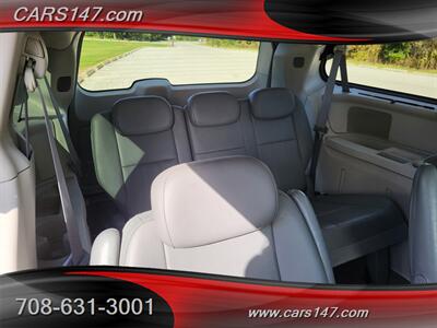 2010 Chrysler Town and Country Touring   - Photo 15 - Midlothian, IL 60445
