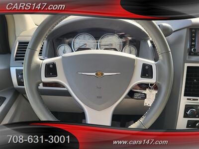 2010 Chrysler Town and Country Touring   - Photo 20 - Midlothian, IL 60445