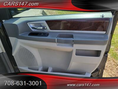 2010 Chrysler Town and Country Touring   - Photo 17 - Midlothian, IL 60445