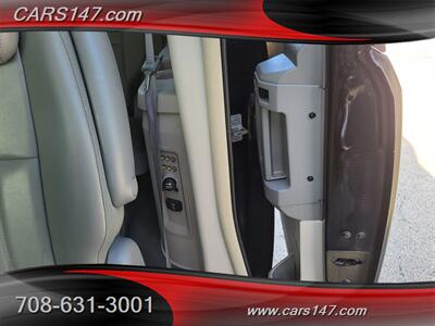 2010 Chrysler Town and Country Touring   - Photo 18 - Midlothian, IL 60445