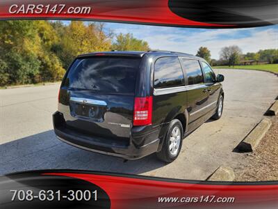 2010 Chrysler Town and Country Touring   - Photo 6 - Midlothian, IL 60445