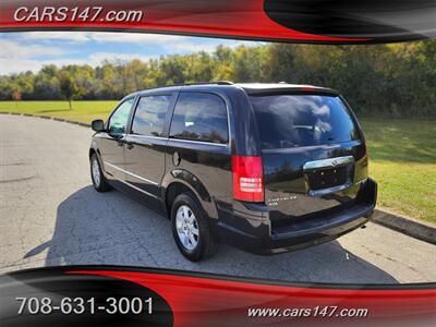 2010 Chrysler Town and Country Touring   - Photo 8 - Midlothian, IL 60445