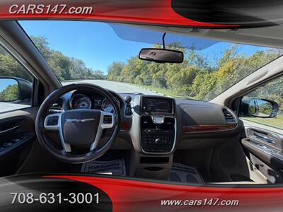 2015 Chrysler Town and Country Touring   - Photo 9 - Midlothian, IL 60445