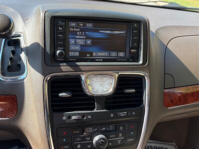 2015 Chrysler Town and Country Touring   - Photo 16 - Midlothian, IL 60445