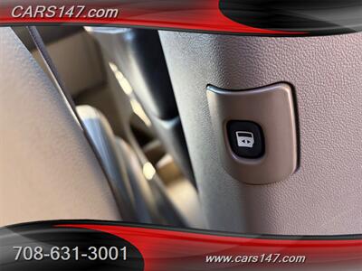 2015 Chrysler Town and Country Touring   - Photo 25 - Midlothian, IL 60445