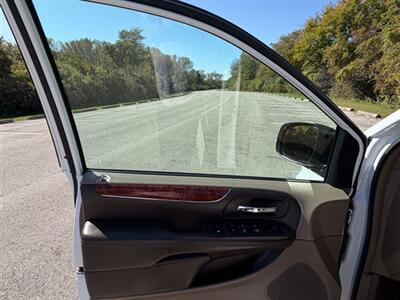 2015 Chrysler Town and Country Touring   - Photo 27 - Midlothian, IL 60445
