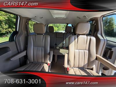 2015 Chrysler Town and Country Touring   - Photo 11 - Midlothian, IL 60445