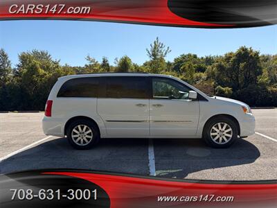 2015 Chrysler Town and Country Touring   - Photo 6 - Midlothian, IL 60445