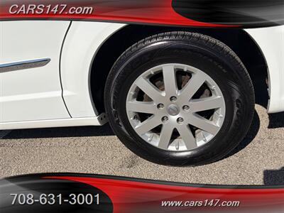 2015 Chrysler Town and Country Touring   - Photo 30 - Midlothian, IL 60445