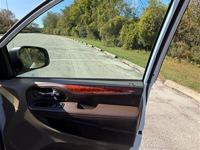 2015 Chrysler Town and Country Touring   - Photo 26 - Midlothian, IL 60445