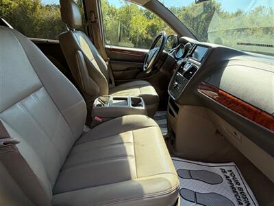 2015 Chrysler Town and Country Touring   - Photo 20 - Midlothian, IL 60445