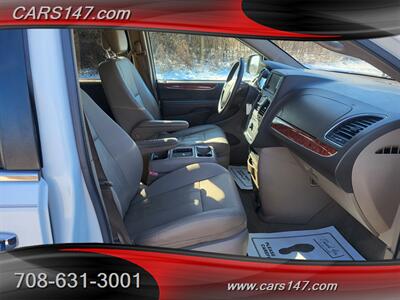 2016 Chrysler Town and Country Touring-L   - Photo 12 - Midlothian, IL 60445