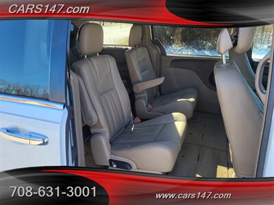 2016 Chrysler Town and Country Touring-L   - Photo 14 - Midlothian, IL 60445