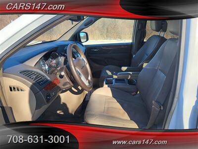 2016 Chrysler Town and Country Touring-L   - Photo 11 - Midlothian, IL 60445