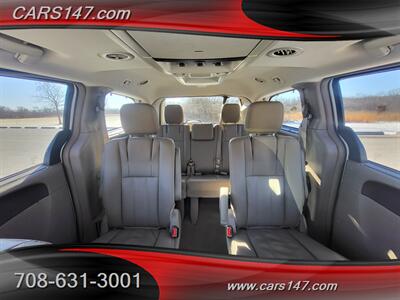 2016 Chrysler Town and Country Touring-L   - Photo 16 - Midlothian, IL 60445