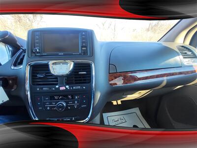2016 Chrysler Town and Country Touring-L   - Photo 20 - Midlothian, IL 60445
