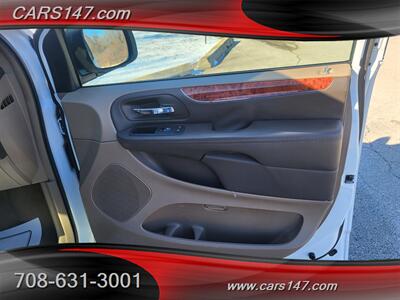 2016 Chrysler Town and Country Touring-L   - Photo 28 - Midlothian, IL 60445