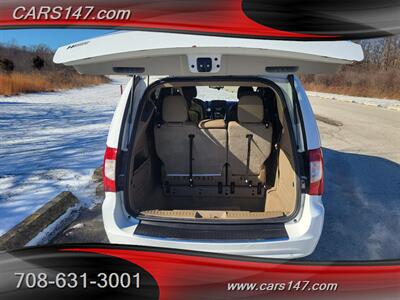 2016 Chrysler Town and Country Touring-L   - Photo 10 - Midlothian, IL 60445