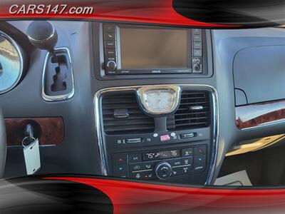 2016 Chrysler Town and Country Touring-L   - Photo 18 - Midlothian, IL 60445