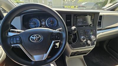 2018 Toyota Sienna LE 8-Passenger   - Photo 10 - Lakeport, CA 95453-5619