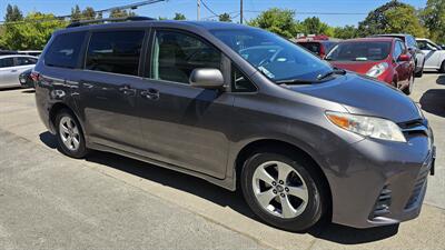 2018 Toyota Sienna LE 8-Passenger   - Photo 2 - Lakeport, CA 95453-5619