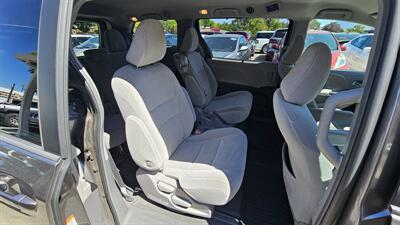 2018 Toyota Sienna LE 8-Passenger   - Photo 6 - Lakeport, CA 95453-5619