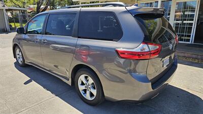 2018 Toyota Sienna LE 8-Passenger   - Photo 4 - Lakeport, CA 95453-5619