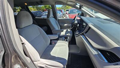 2018 Toyota Sienna LE 8-Passenger   - Photo 5 - Lakeport, CA 95453-5619