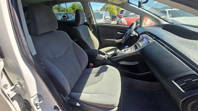 2012 Toyota Prius III - w/SOLAR PANELS   - Photo 5 - Lakeport, CA 95453-5619