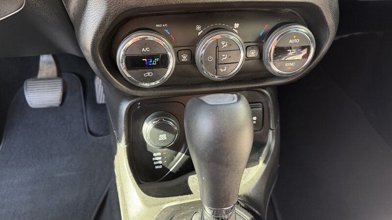 2016 Jeep Renegade Latitude 4x4 - Photo 13 - Lakeport, CA 95453-5619