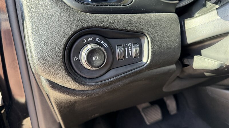 2016 Jeep Renegade Latitude 4x4 - Photo 11 - Lakeport, CA 95453-5619