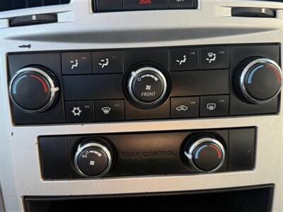 2010 Chrysler Town & Country Touring   - Photo 11 - Lakeport, CA 95453-5619