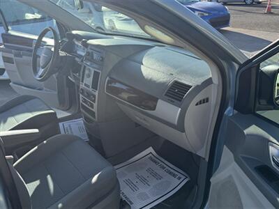 2010 Chrysler Town & Country Touring   - Photo 28 - Lakeport, CA 95453-5619