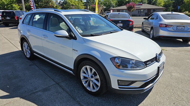 2017 Volkswagen Golf Alltrack TSI SE 4Motion - Photo 1 - Lakeport, CA 95453-5619