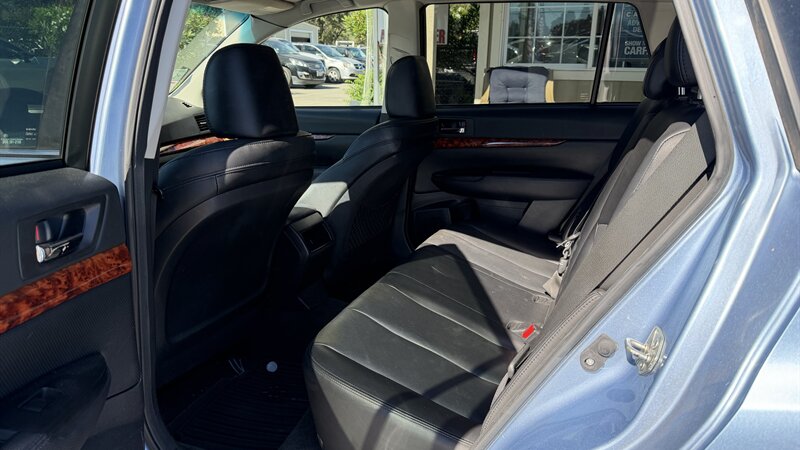 2012 Subaru Outback 3.6R Limited - Photo 4 - Lakeport, CA 95453-5619
