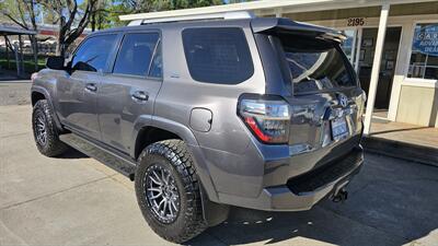 2018 Toyota 4Runner SR5   - Photo 2 - Lakeport, CA 95453-5619