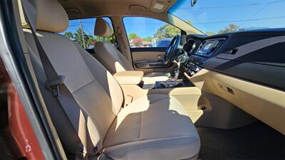 2015 Kia Sedona LX   - Photo 5 - Lakeport, CA 95453-5619