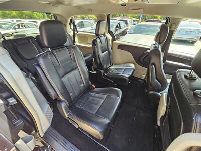 2014 Chrysler Town & Country Touring   - Photo 6 - Lakeport, CA 95453-5619