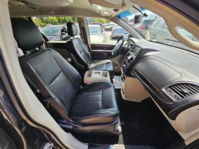 2014 Chrysler Town & Country Touring   - Photo 5 - Lakeport, CA 95453-5619