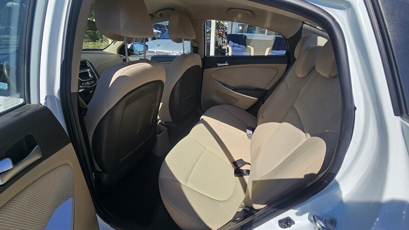 2014 Hyundai ACCENT GLS - Photo 9 - Lakeport, CA 95453-5619