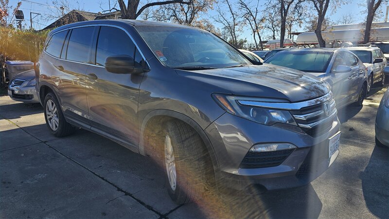 2016 Honda Pilot LX's photo