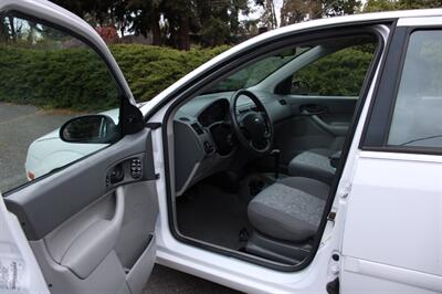 2005 Ford Focus ZX4 SE   - Photo 5 - Shoreline, WA 98133