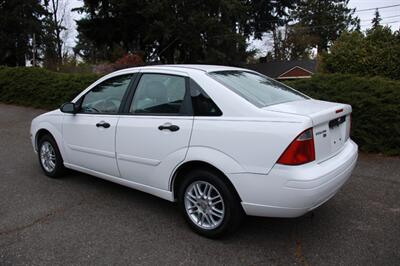 2005 Ford Focus ZX4 SE   - Photo 4 - Shoreline, WA 98133