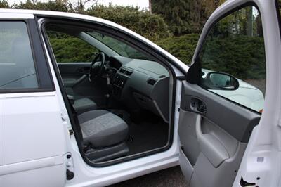 2005 Ford Focus ZX4 SE   - Photo 13 - Shoreline, WA 98133